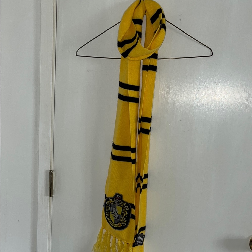 Hufflepuff Harry Potter scarf